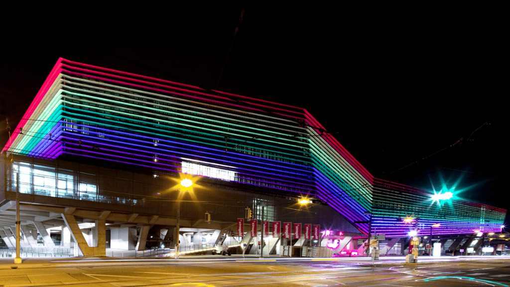 T-Center leuchtet in Regenbogenfarben