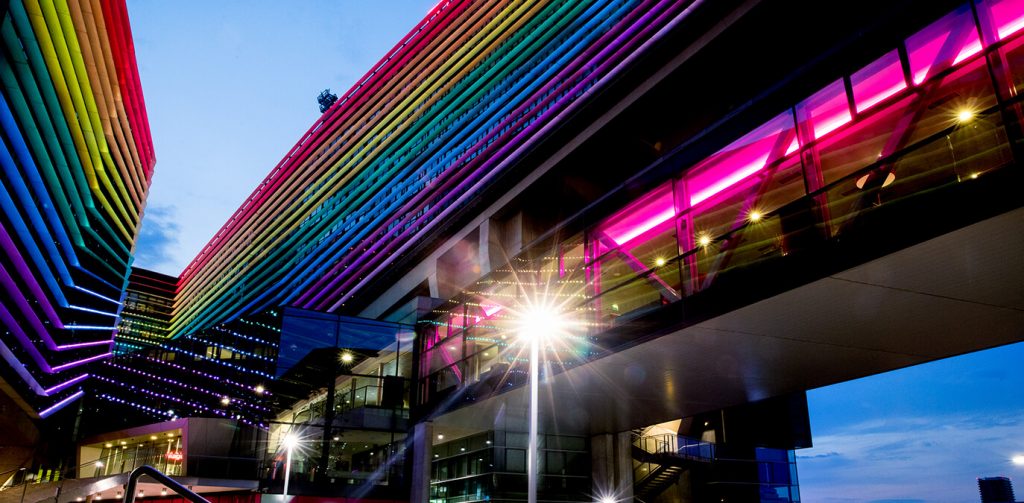 T-Center Beleuchtung Regenbogen