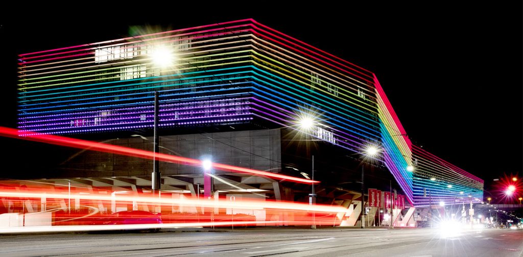 T-Center Beleuchtung als Regenbogen in Wien