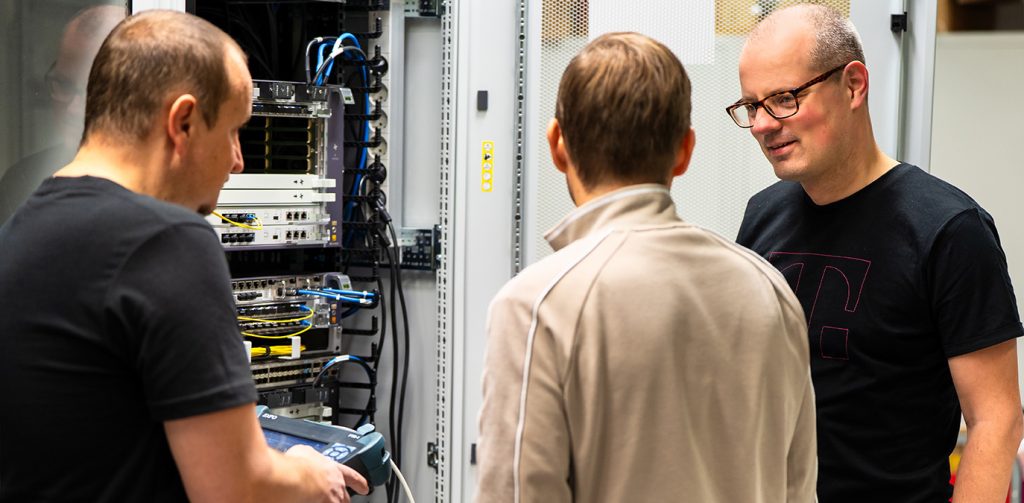 Magenta CTIO Volker Libovsky mit seinen Kollegen.